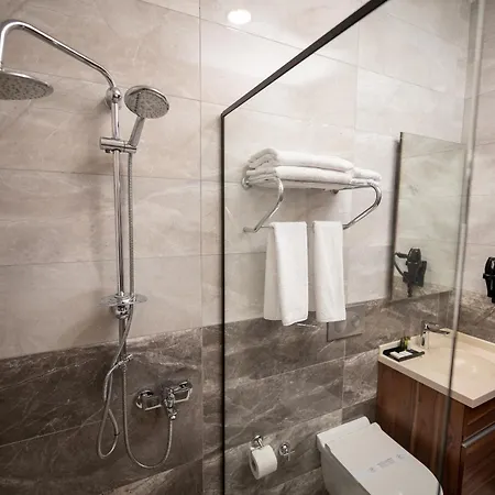 马里套房酒店 4*