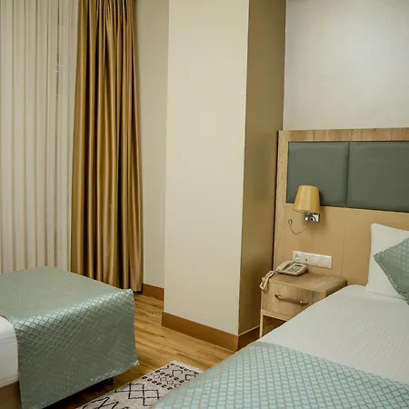 马里套房酒店 4*