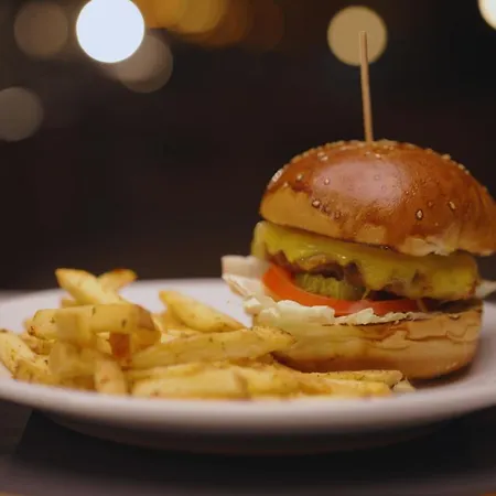 马里套房酒店 酒店 4*