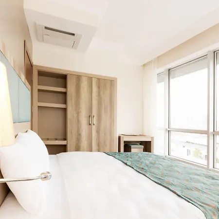 马里套房酒店 4*